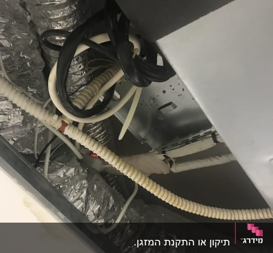צינורות מיזוג אוויר ותעלות גמישות בתקרה